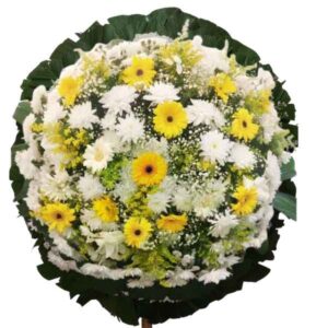 Coroa de flores para velório com arranjo de flores da floricultura entregue no cemitério
